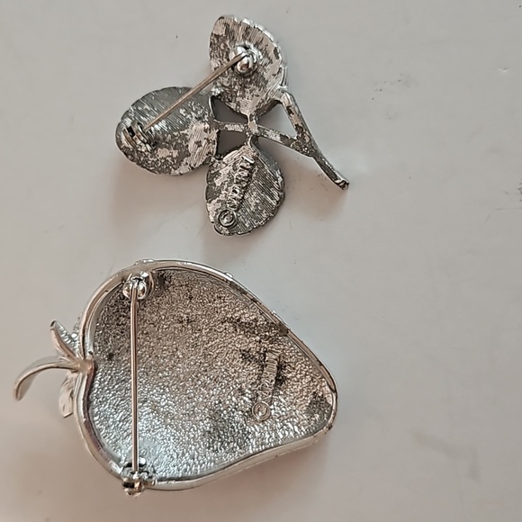 2 SARAH COV Silvertone Brooches, 1 STRAWBERRY & 1 BRANCH - Picture 6 of 7
